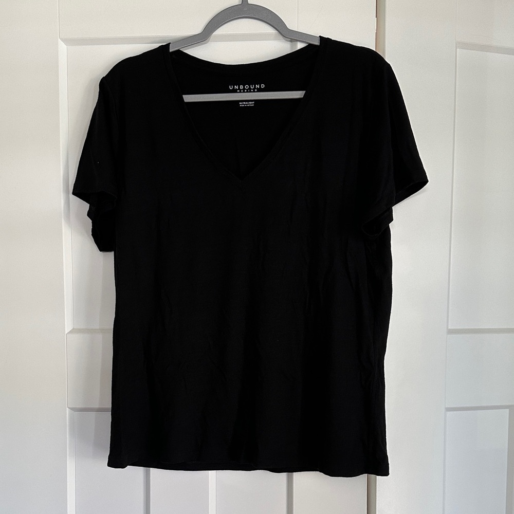 Ultralight Unbound Merino Black V-Neck Women's Top